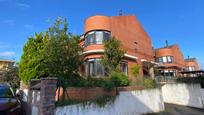 Vista exterior de Casa adosada en venda en Castro-Urdiales amb Terrassa i Balcó