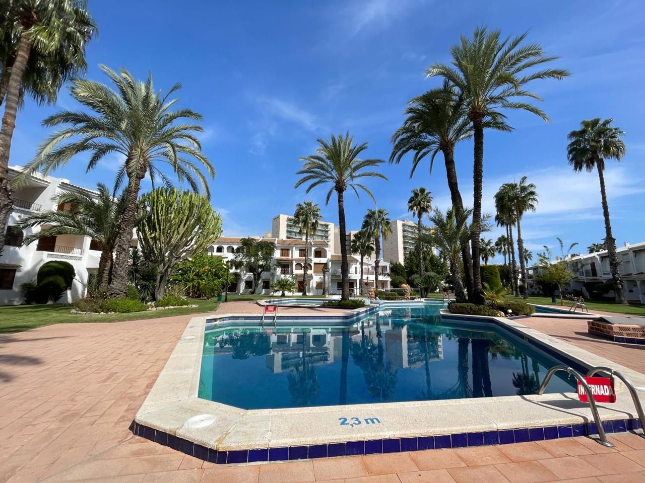 Piscina de Apartament en venda en La Manga del Mar Menor amb Aire condicionat, Terrassa i Moblat