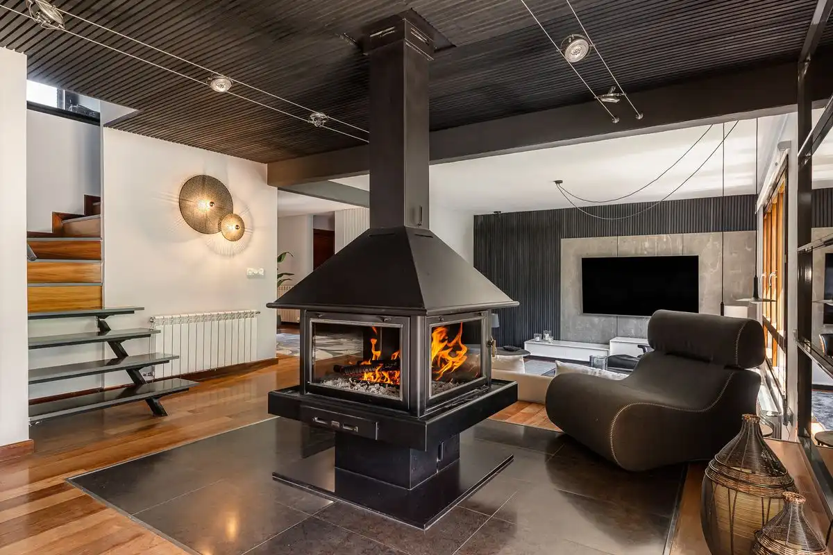 Wohnzimmer von Einfamilien-Reihenhaus zum Verkauf in Boadilla del Monte mit Klimaanlage, Heizung und Privatgarten