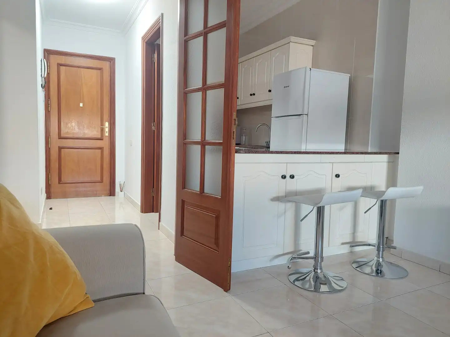 Cuina de Estudi de lloguer en Las Palmas de Gran Canaria amb Moblat, Forn i Rentadora