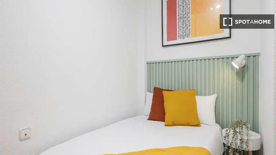 Bedroom of Flat for share in Madrid  with Air Conditioner, Terrace and Furnished