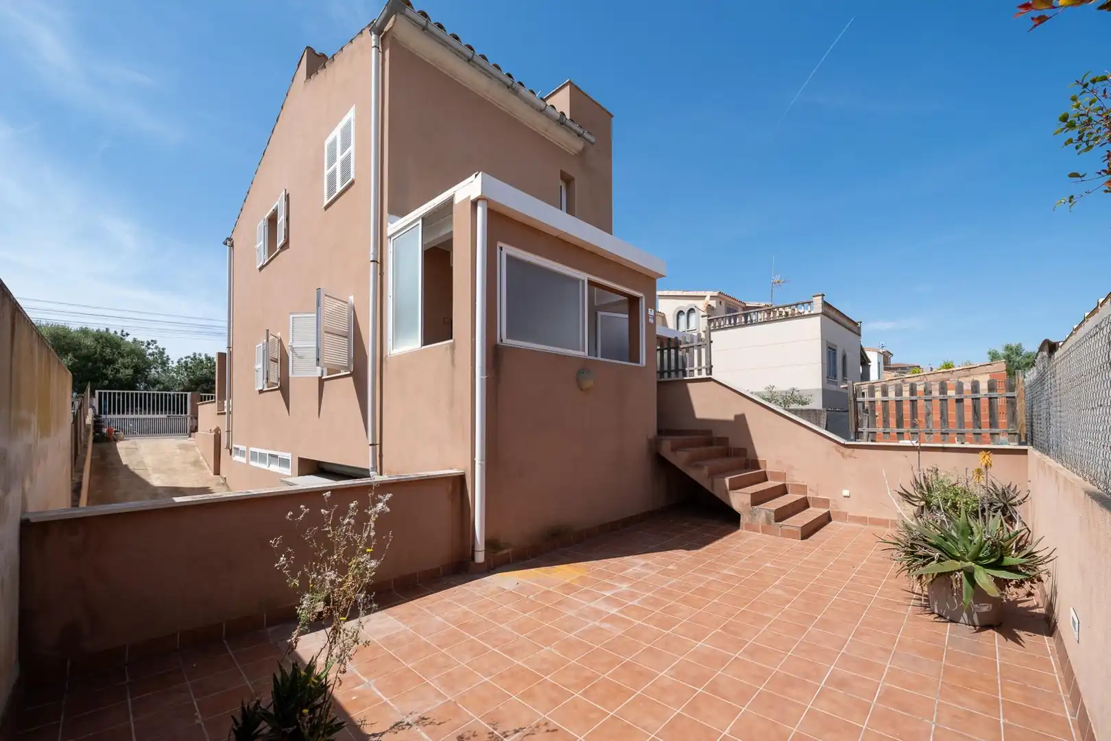 Außenansicht von Einfamilien-Reihenhaus zum Verkauf in Felanitx mit Klimaanlage, Terrasse und Abstellraum