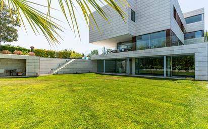 Vista exterior de Casa o xalet en venda en  Madrid Capital amb Aire condicionat, Terrassa i Piscina