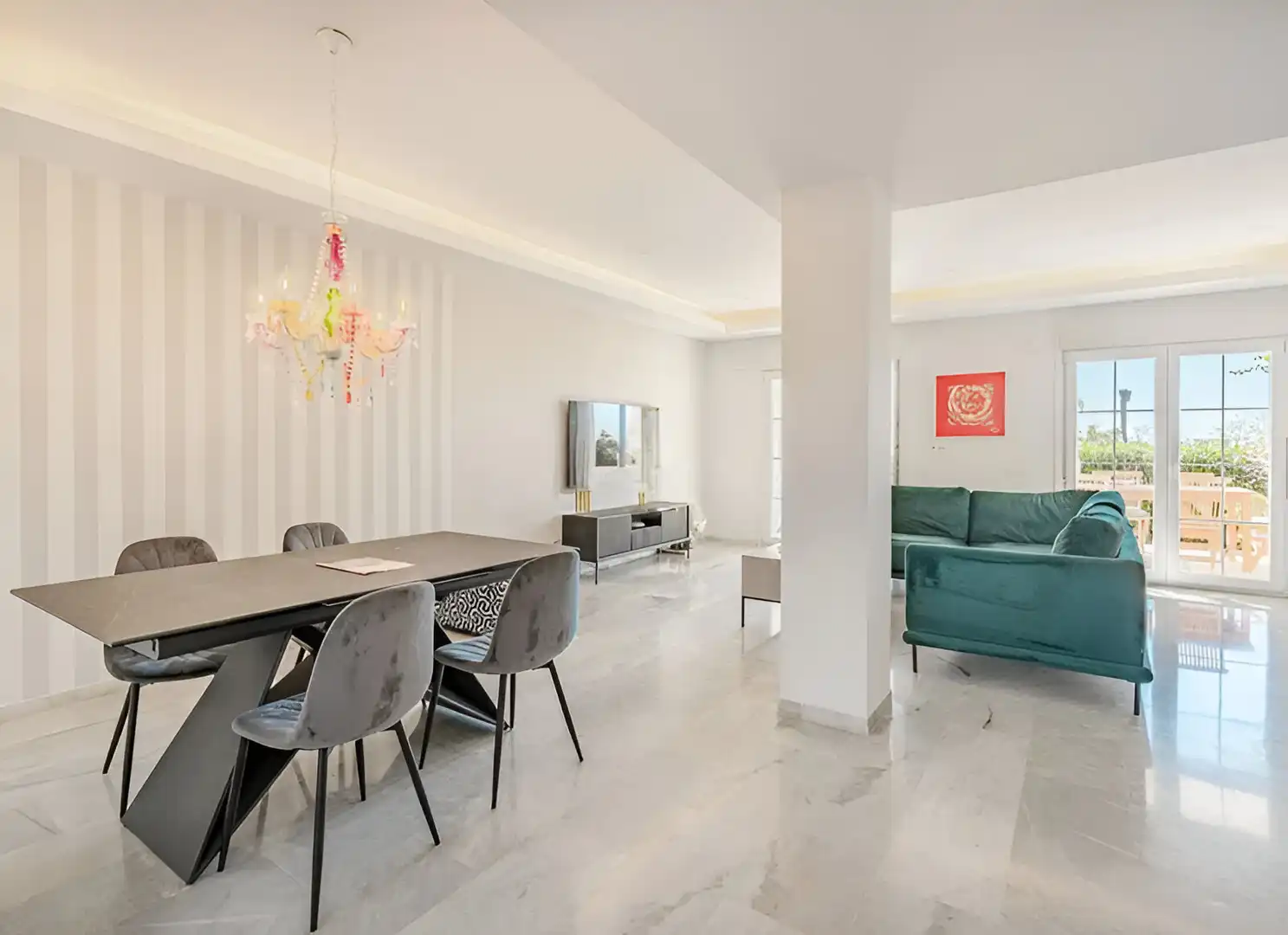 Sala d'estar de Casa adosada en venda en Estepona amb Aire condicionat, Jardí privat i Terrassa