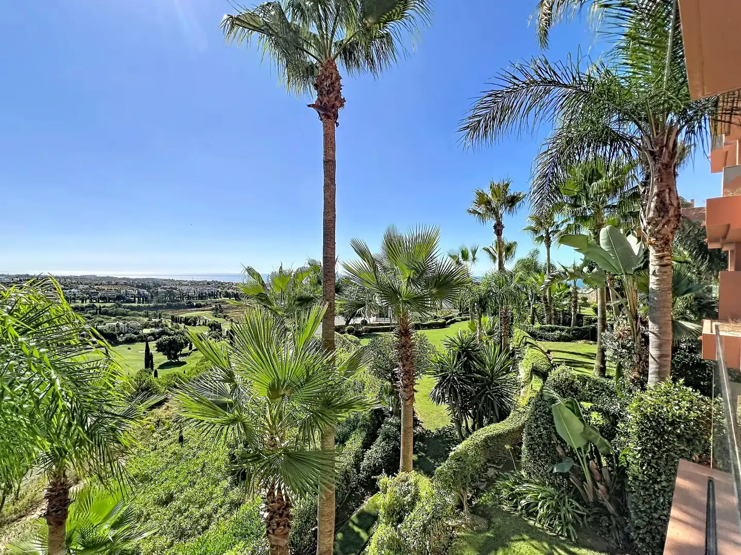 Vista exterior de Apartament en venda en Benahavís amb Aire condicionat i Terrassa