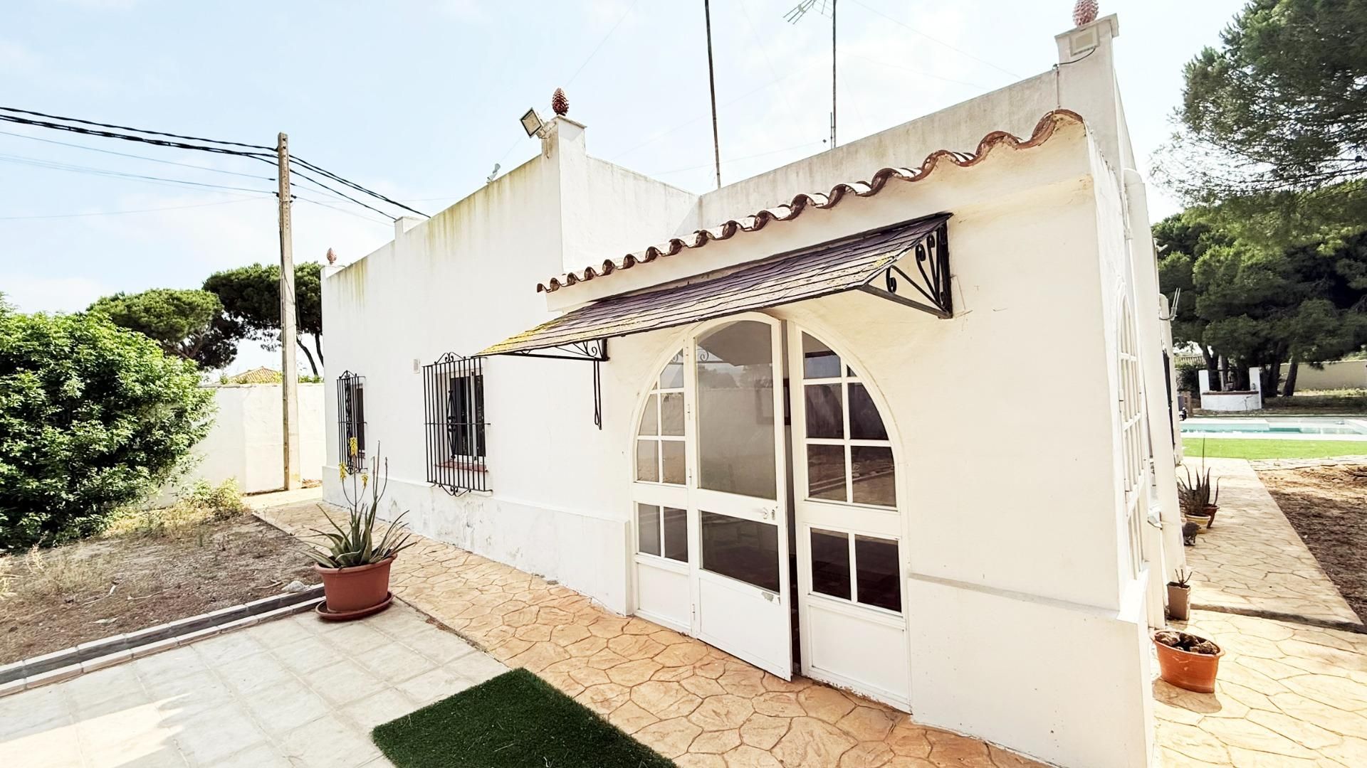 Vista exterior de Casa o xalet en venda en Chiclana de la Frontera amb Aire condicionat, Jardí privat i Traster
