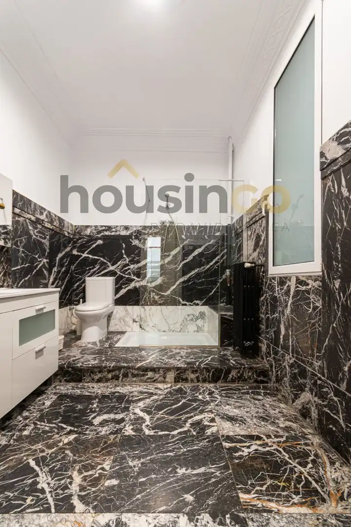 Bathroom of Office for rent in Madrid  with Air Conditioner, Heating and Balcony