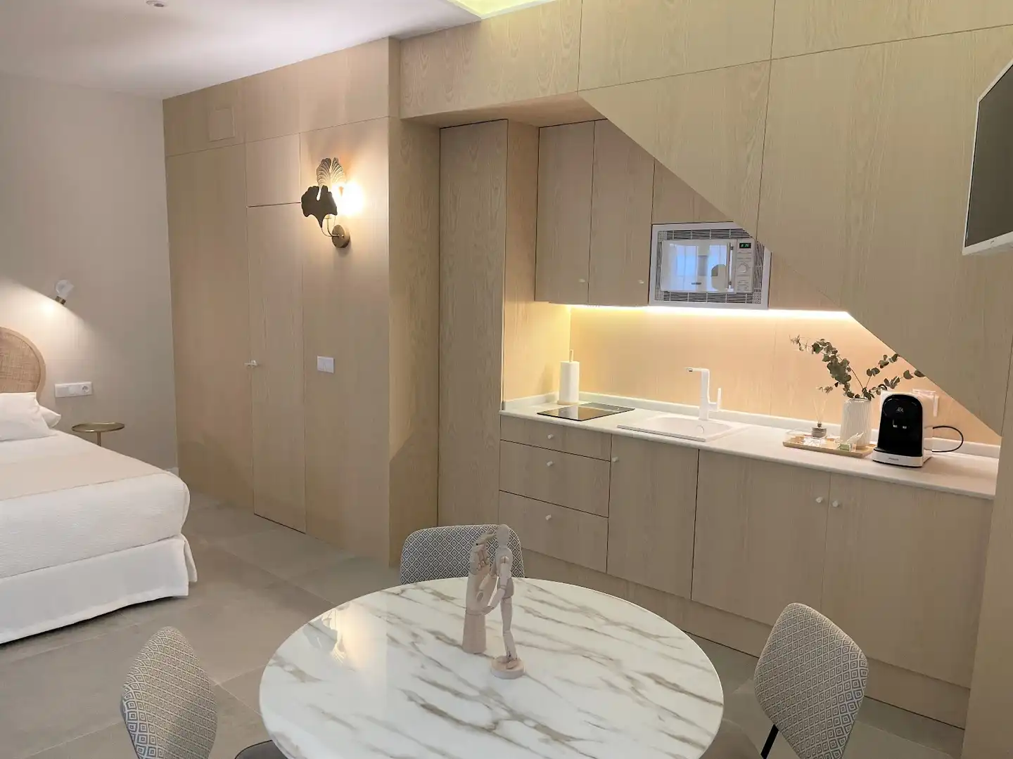 Cocina de Estudio de alquiler en Carmona con Aire acondicionado, Amueblado y Microondas