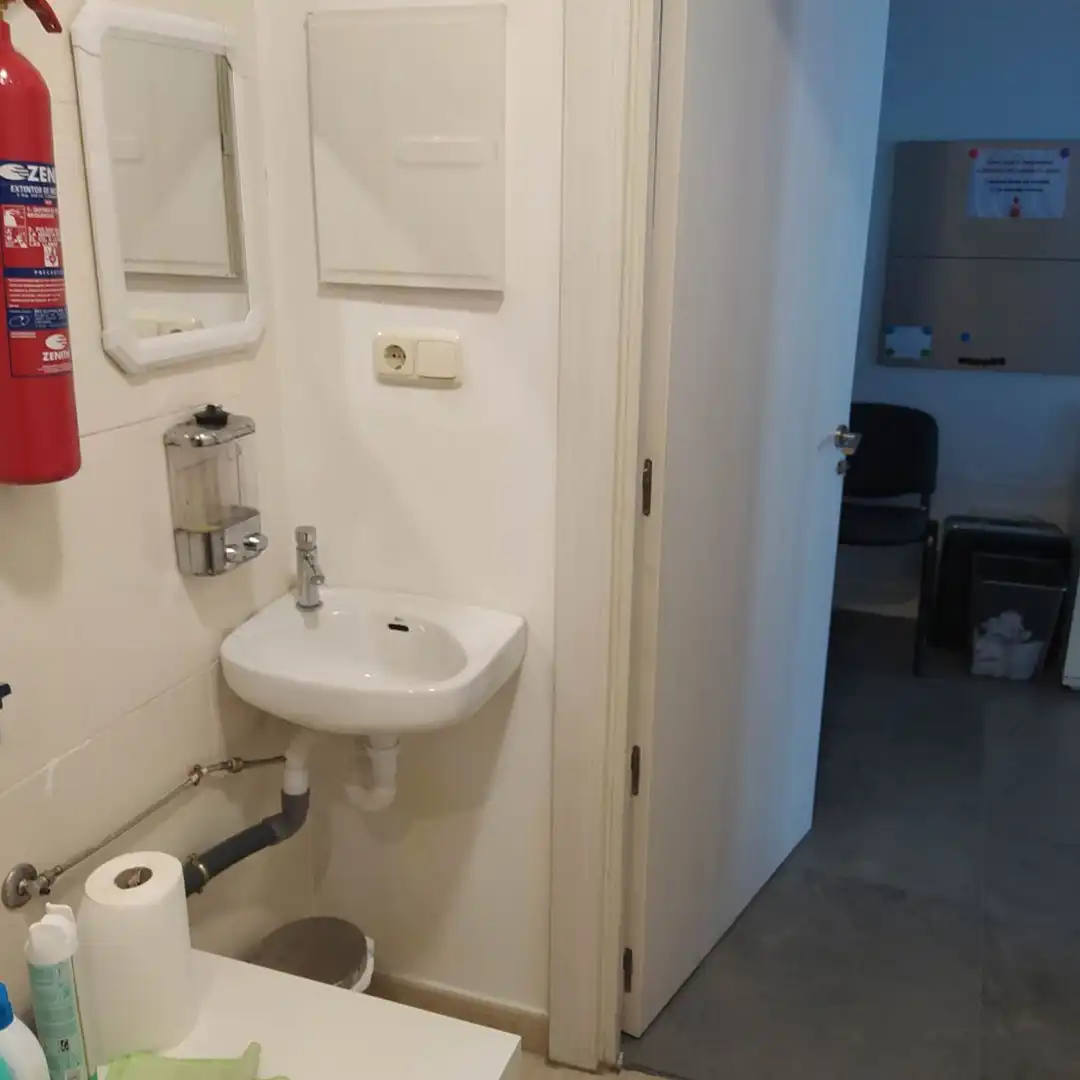Badezimmer von Büro zur Miete in Murcia mit Klimaanlage und Heizung