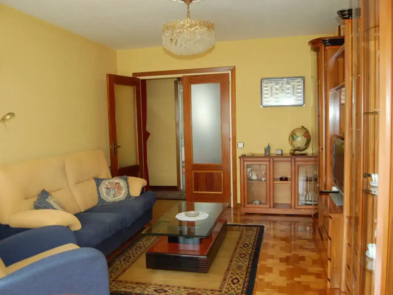 Sala d'estar de Pis en venda en Valdáliga amb Parquet, Moblat i Balcó