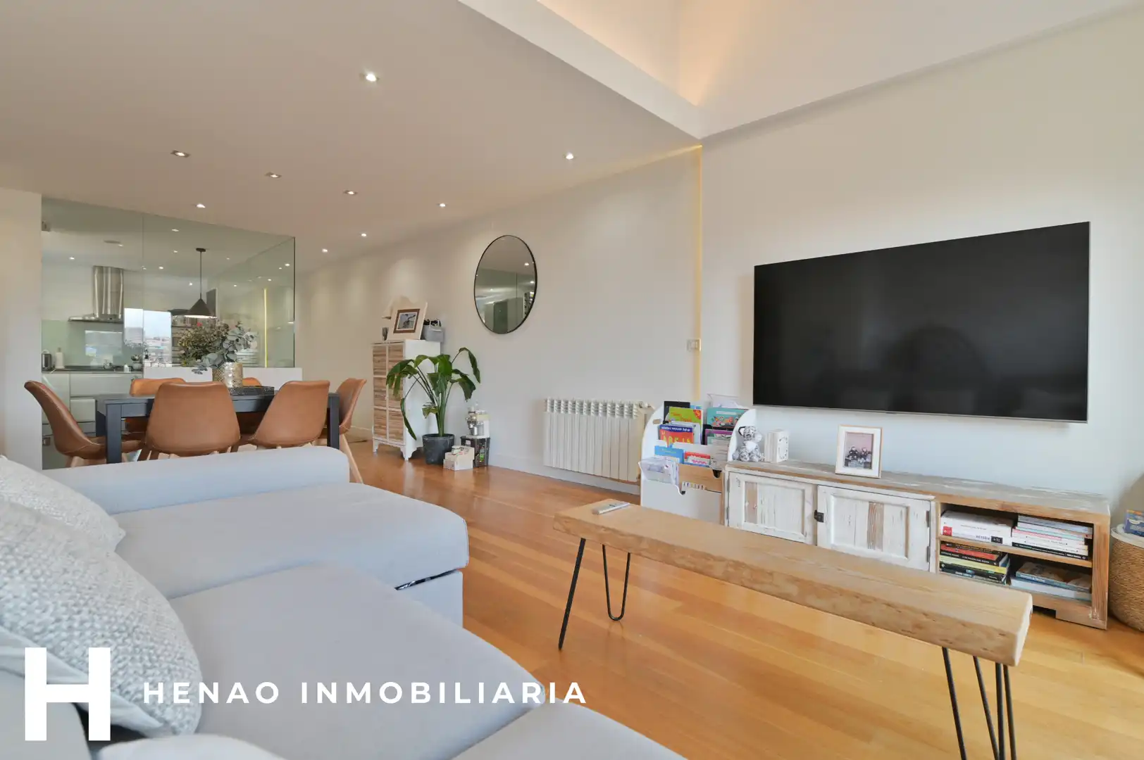 Living room of Flat for sale in Bilbao   with Heating, Parquet flooring and Furnished