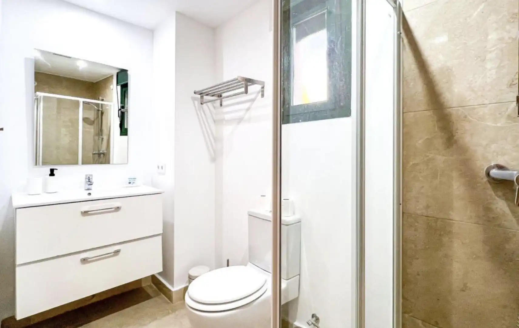 Badezimmer von Wohnungen zum Verkauf in Marbella mit Klimaanlage, Heizung und Privatgarten