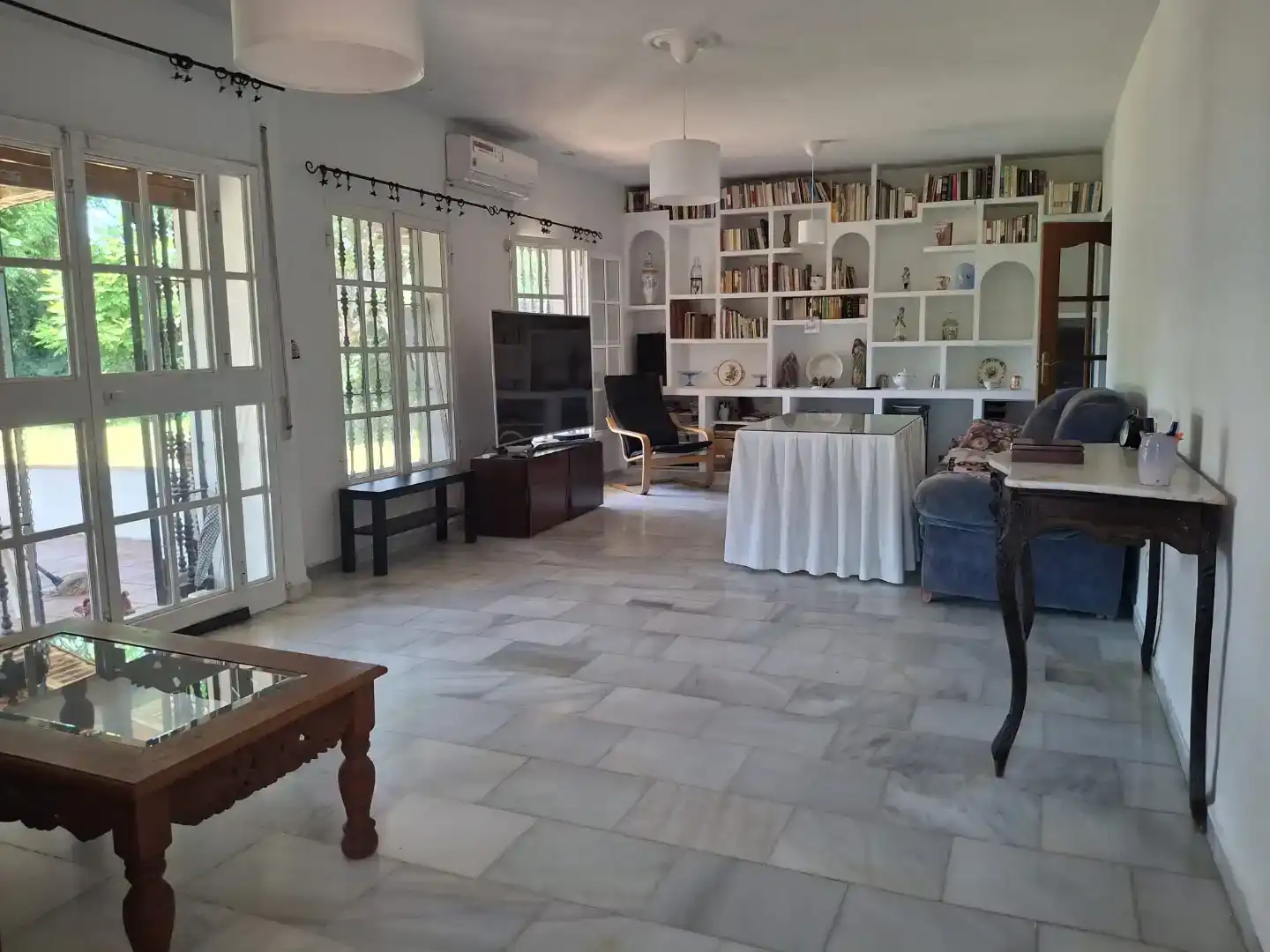 Sala d'estar de Casa adosada en venda en  Sevilla Capital amb Aire condicionat i Piscina