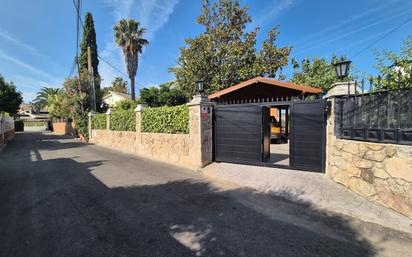 Vista exterior de Casa o xalet en venda en Serranillos del Valle amb Aire condicionat, Calefacció i Jardí privat