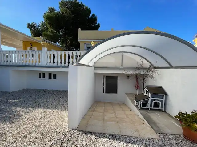 Vista exterior de Casa o xalet en venda en Alicante / Alacant amb Aire condicionat, Calefacció i Jardí privat