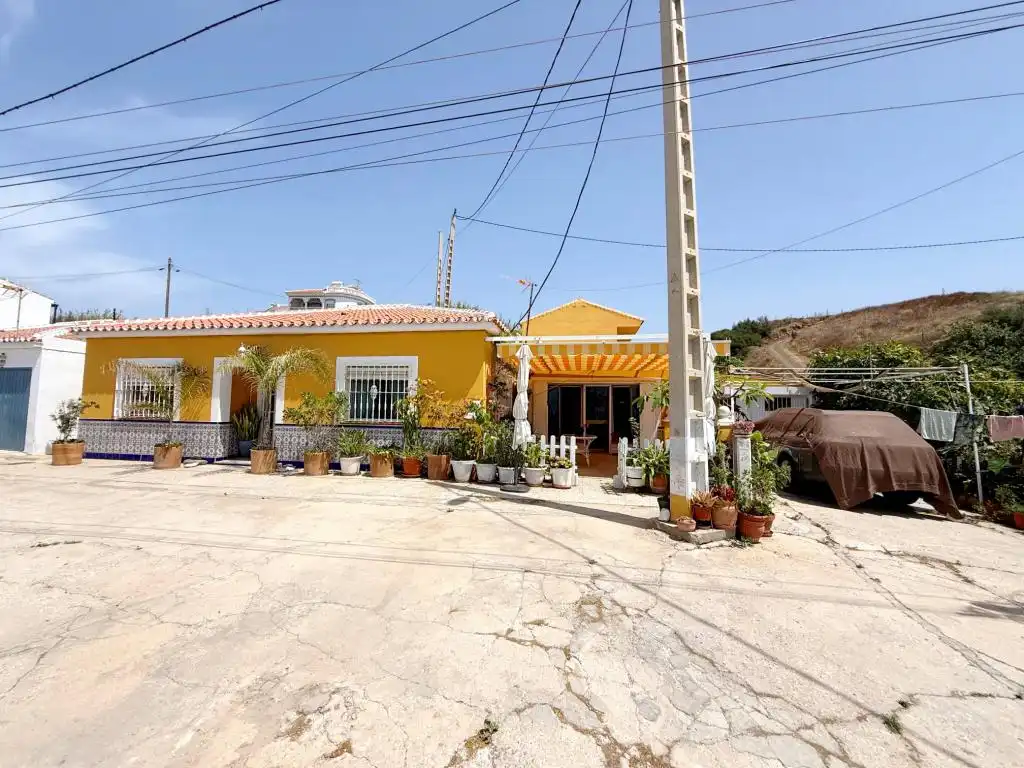 House with garden for sale in Lagos