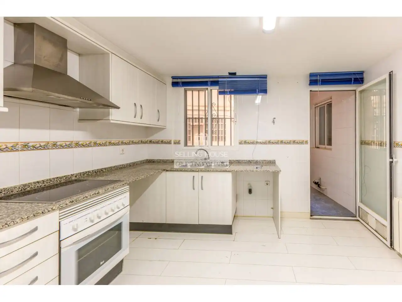Kitchen of Flat for sale in Valencia  with Heating, Parquet flooring and Balcony