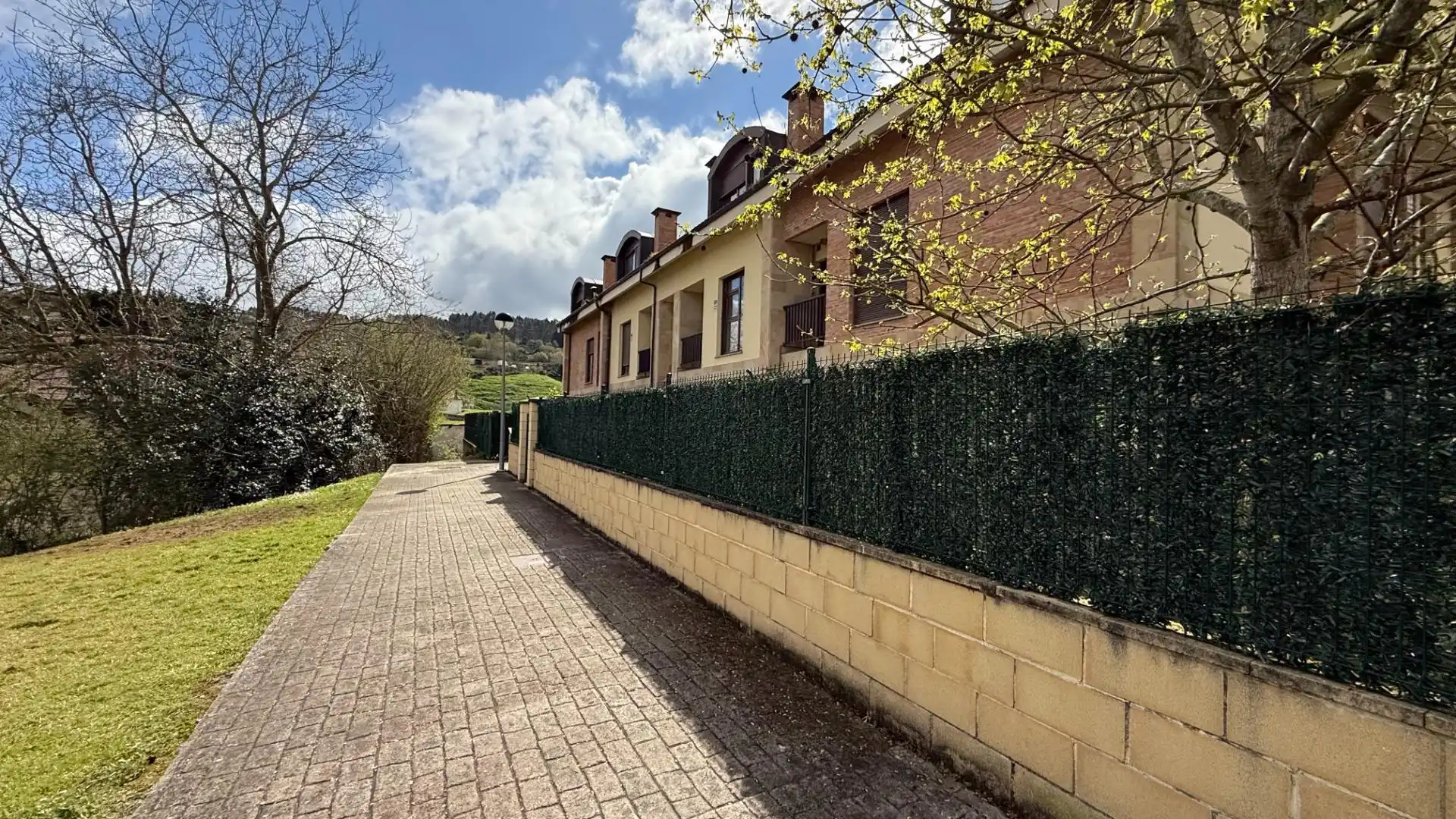 Vista exterior de Edificio en venta en Reocín