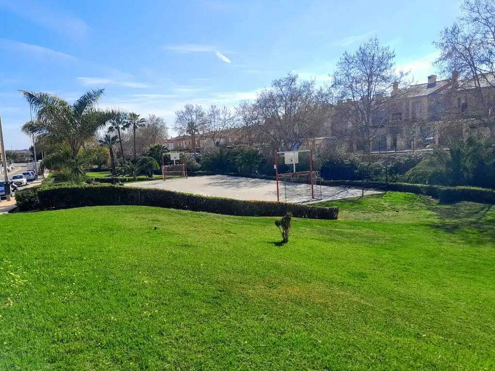 Jardín de Casa adosada de alquiler en La Línea de la Concepción con Aire acondicionado, Calefacción y Jardín privado
