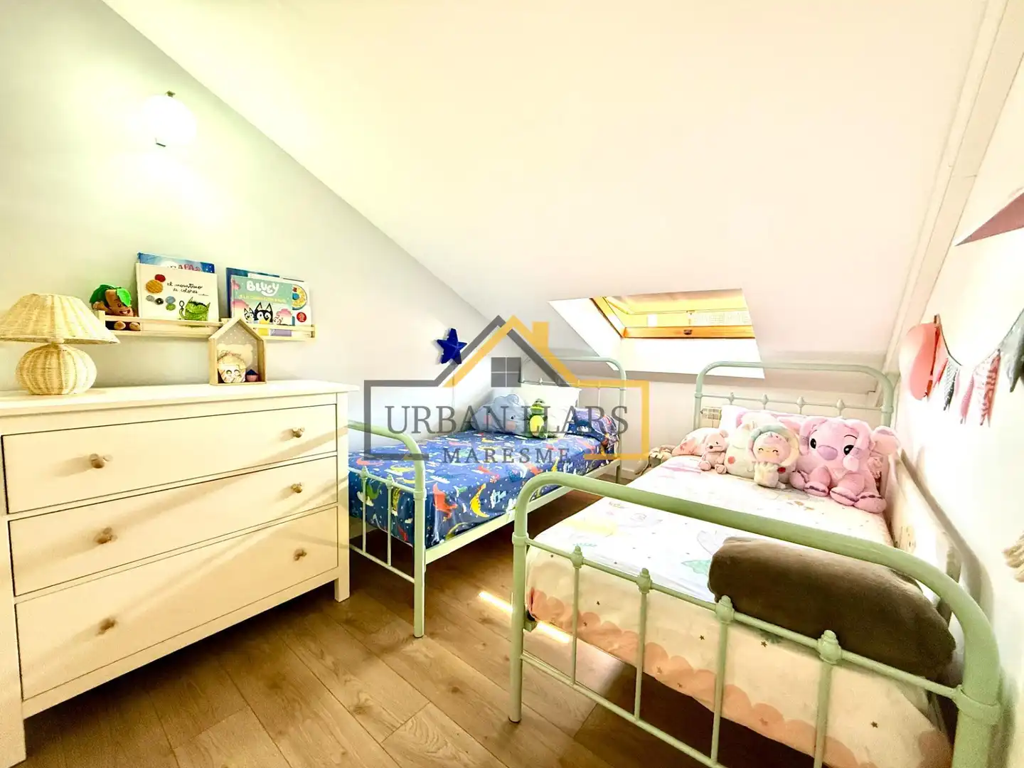 Schlafzimmer von Dachboden zum Verkauf in Mataró mit Klimaanlage, Heizung und Parkett