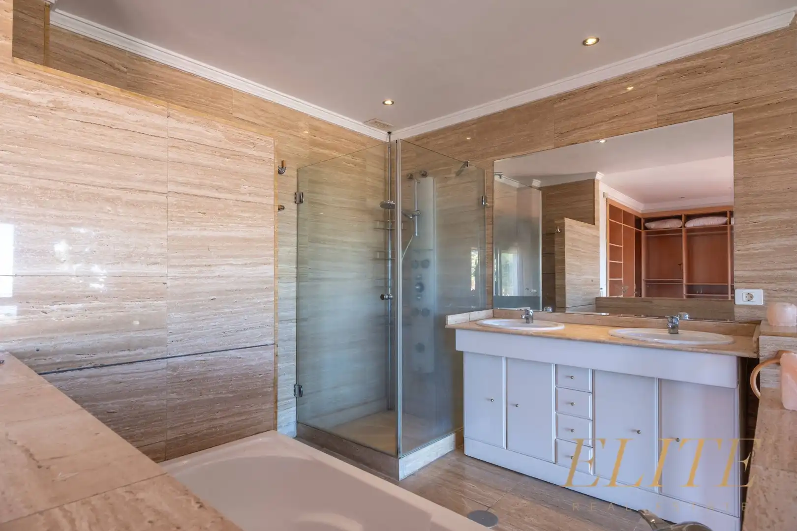 Badezimmer von Einfamilien-Reihenhaus zum Verkauf in Santa Brígida mit Parkett