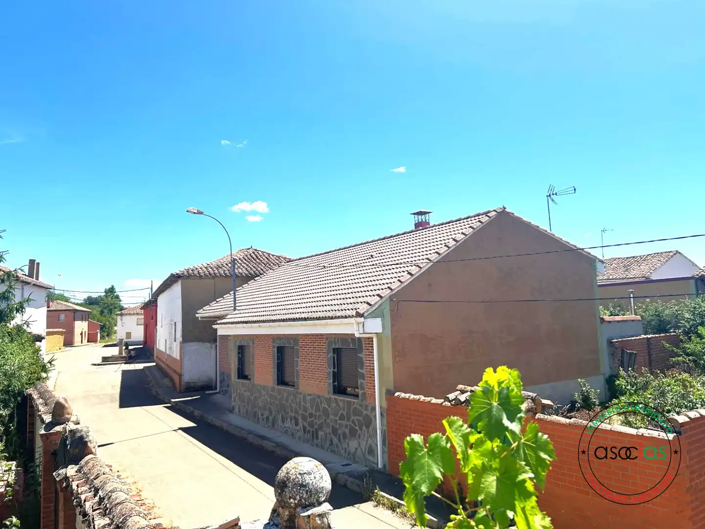Vista exterior de Casa o xalet en venda en Villazanzo de Valderaduey amb Jardí privat, Terrassa i Moblat