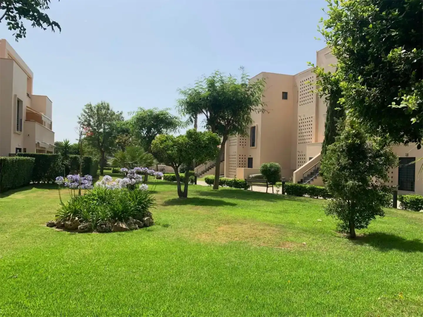 Außenansicht von Wohnung zum Verkauf in Chipiona mit Klimaanlage, Terrasse und Schwimmbad
