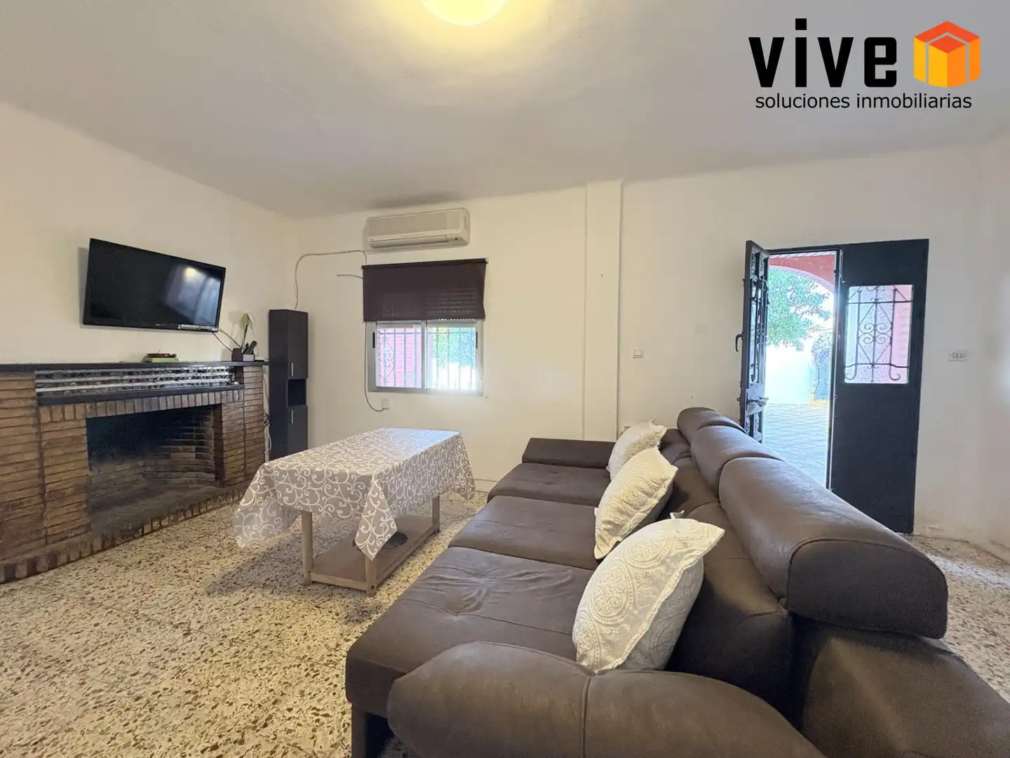 Living room of Detached homes for sale in Mairena del Aljarafe  with Air Conditioner, Heating and Private garden