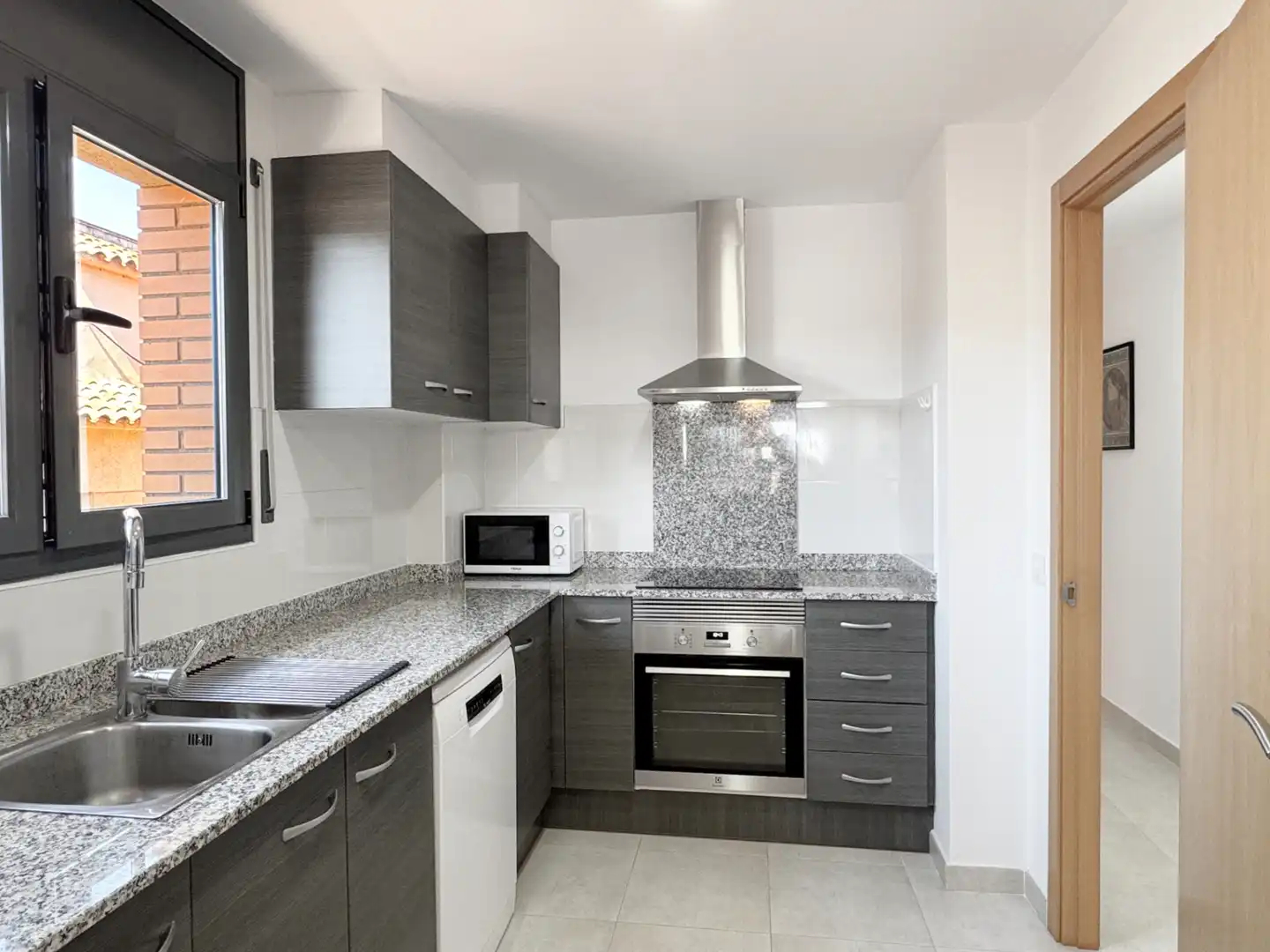 Cuina de Apartament en venda en L'Escala amb Aire condicionat, Terrassa i Moblat