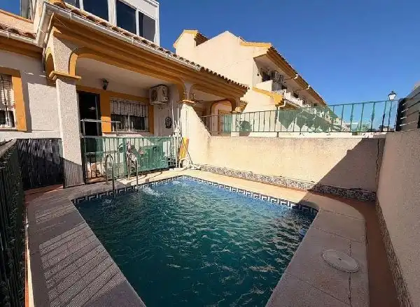 Chalet con piscina en venta en Daya Nueva