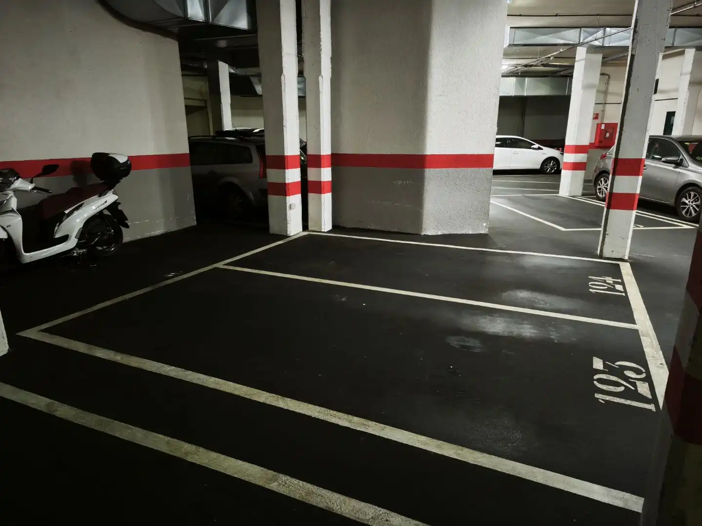 Parkplatz von Garage zur Miete in Oeste