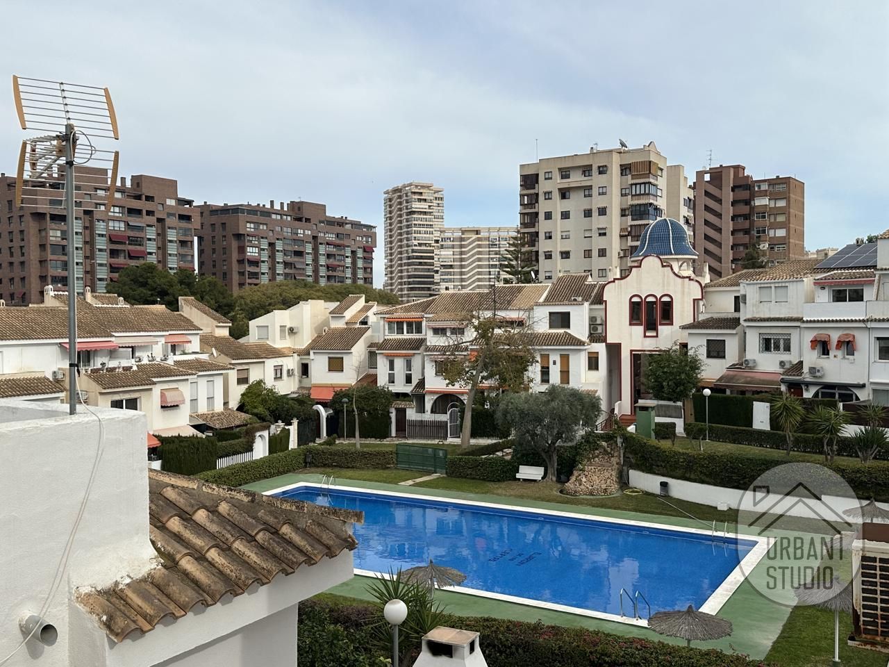 Vista exterior de Casa o xalet en venda en Alicante / Alacant amb Aire condicionat, Jardí privat i Terrassa