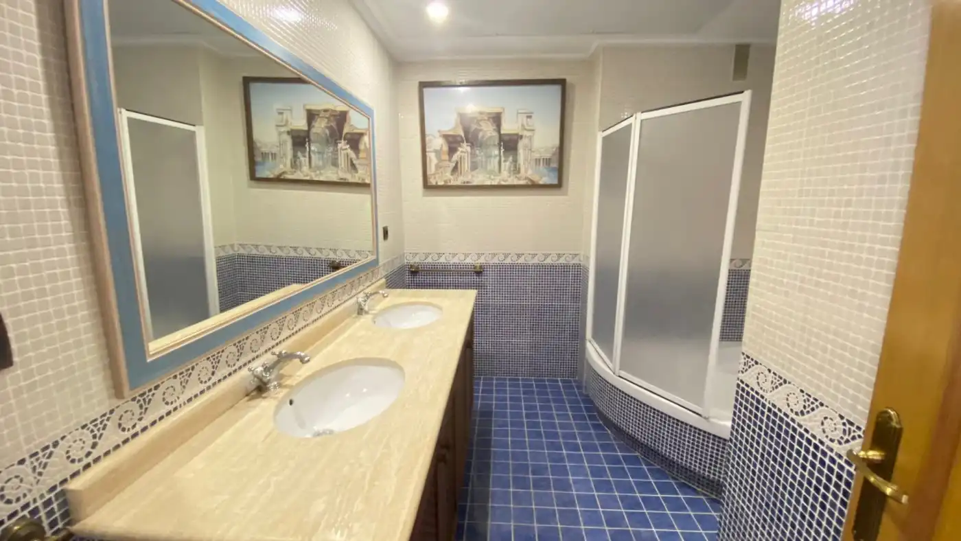 Badezimmer von Dachboden zum Verkauf in Silla mit Klimaanlage, Heizung und Parkett