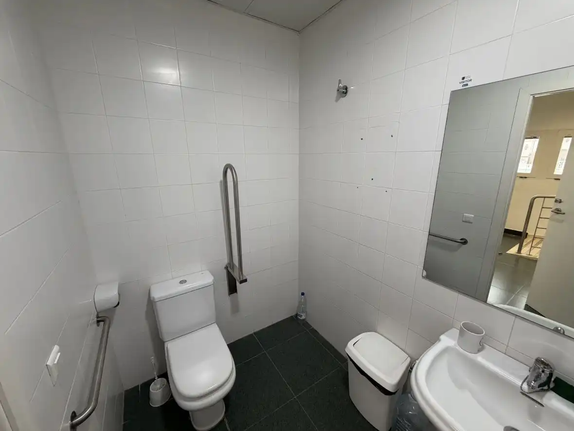 Baño de Local de alquiler en Santa Pola con Aire acondicionado