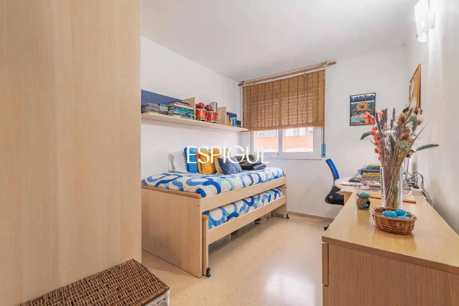 Schlafzimmer von Wohnung zum Verkauf in Salt mit Heizung, Möbliert und Ofen