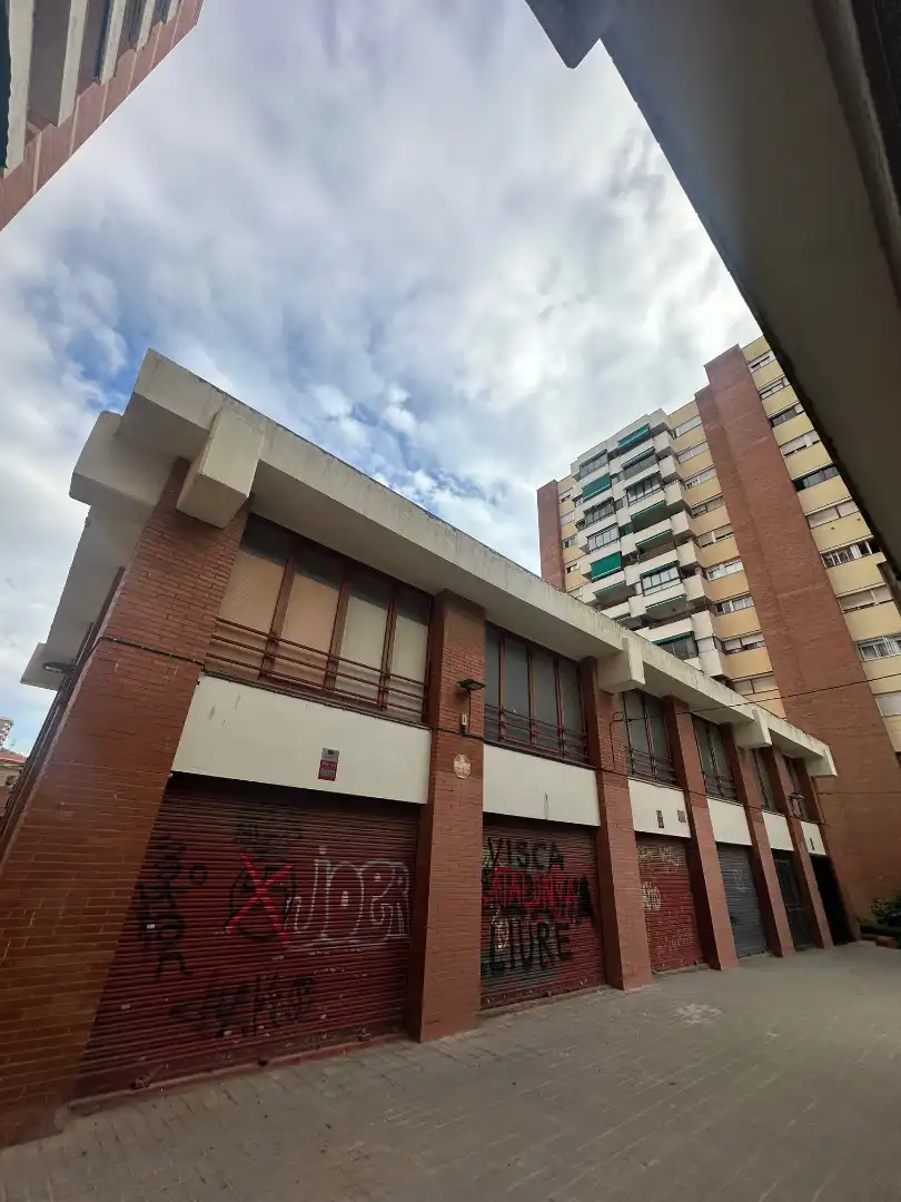 Vista exterior de Edificio en venta en Barcelona con Alarma