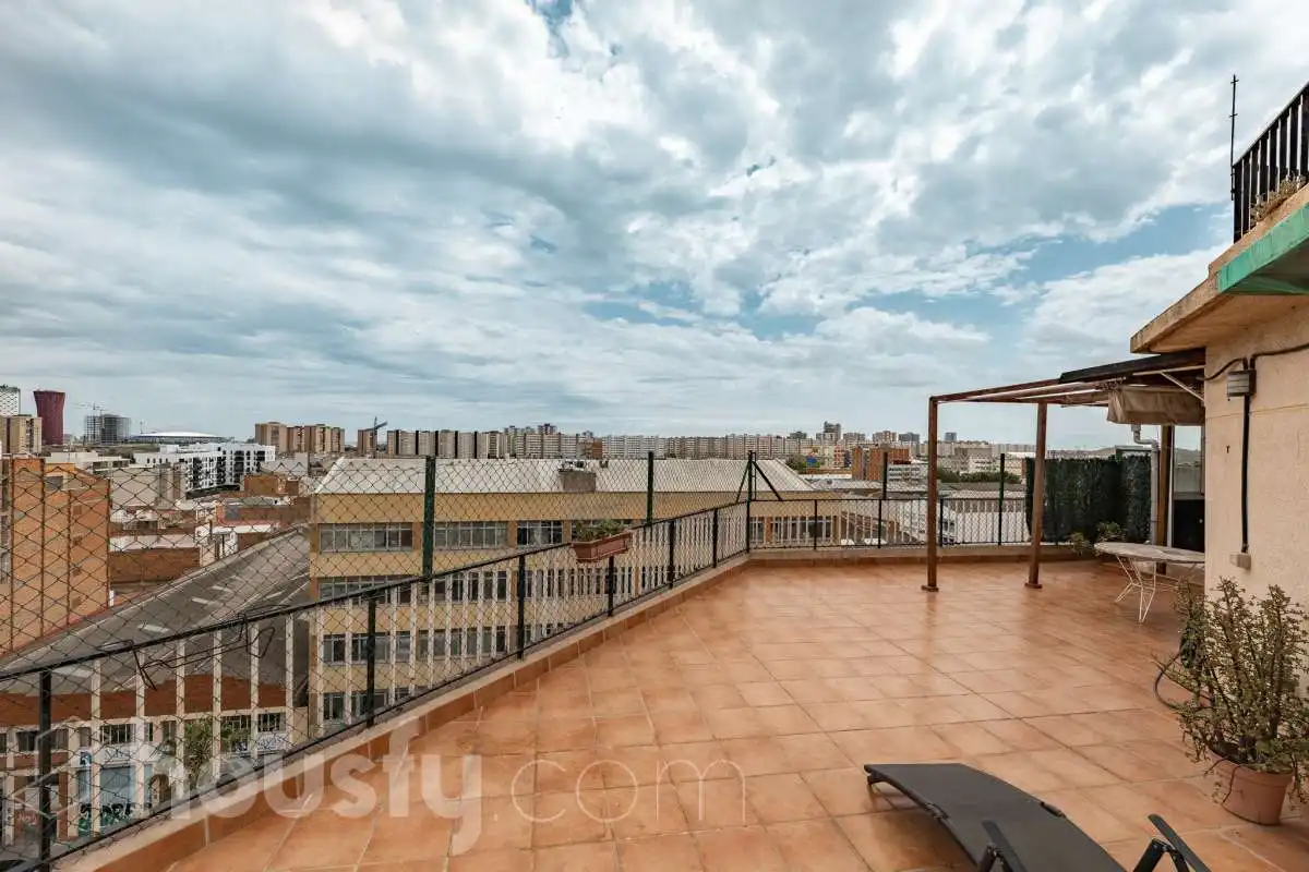 Terrassa de Pis en venda en L'Hospitalet de Llobregat amb Aire condicionat, Calefacció i Terrassa