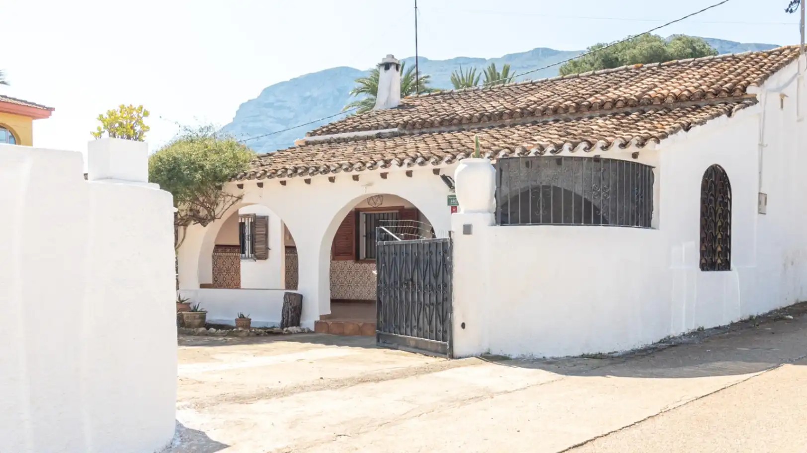 Außenansicht von Haus oder Chalet zum Verkauf in Dénia mit Privatgarten, Terrasse und Abstellraum