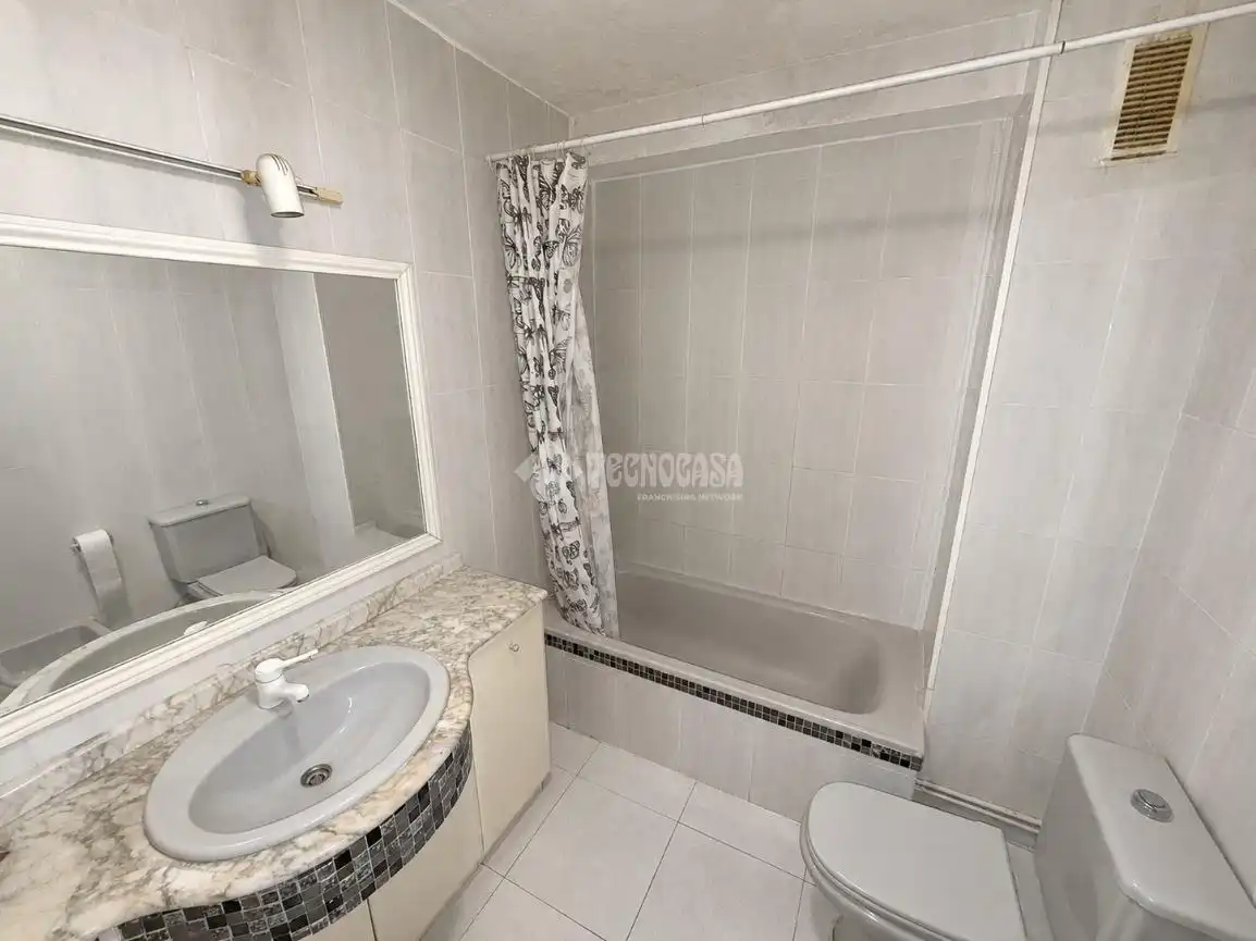 Bathroom of Flat for sale in Alcalá de Henares  with Air Conditioner and Storage room