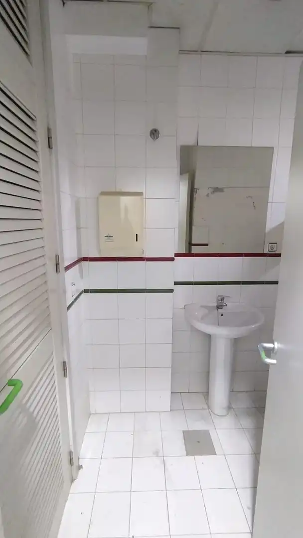 Badezimmer von Geschaftsraum zur Miete in Málaga mit Klimaanlage
