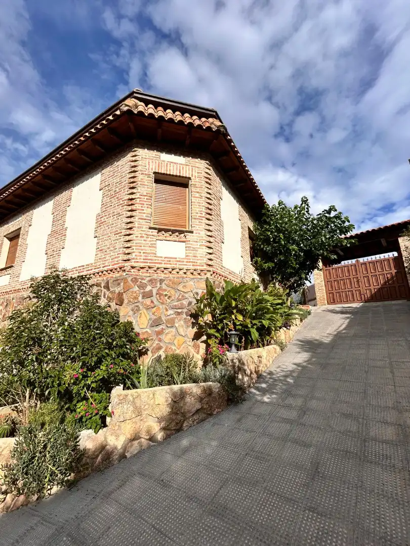 Vista exterior de Casa o xalet en venda en Santa Cruz del Retamar amb Aire condicionat, Calefacció i Jardí privat