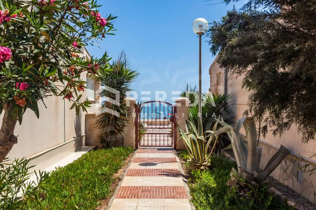 Exterior view of Houses for sale in Roquetas de Mar  with Terrace and Community pool