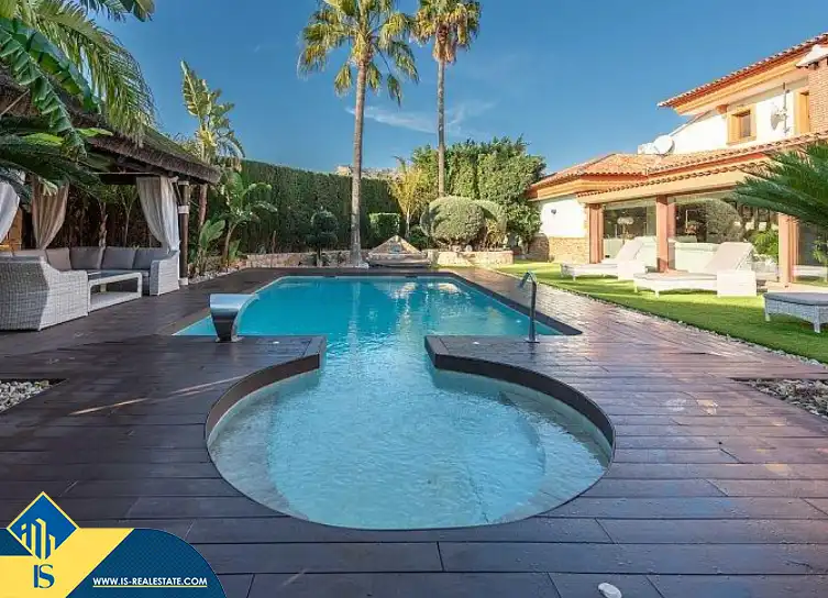 Chalet con piscina en venta en Marisol Park - Ortembach - Los Almendros