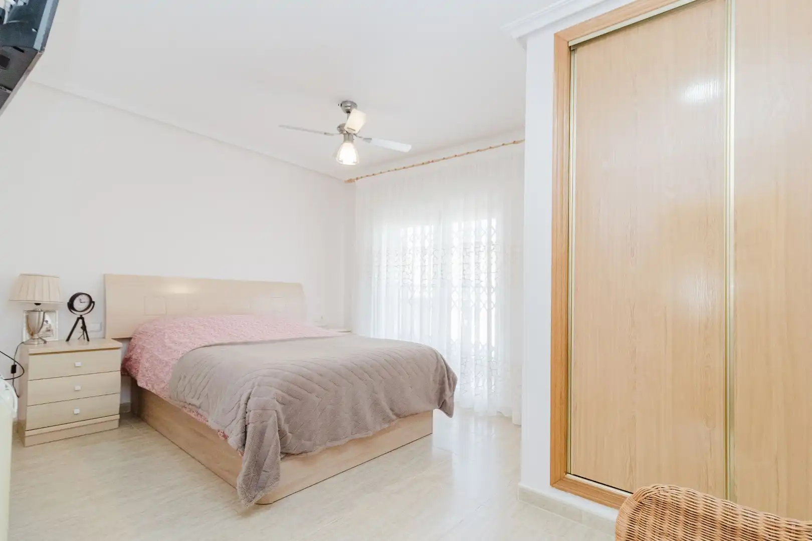 Schlafzimmer von Einfamilien-Reihenhaus zum Verkauf in Los Alcázares mit Klimaanlage und Terrasse