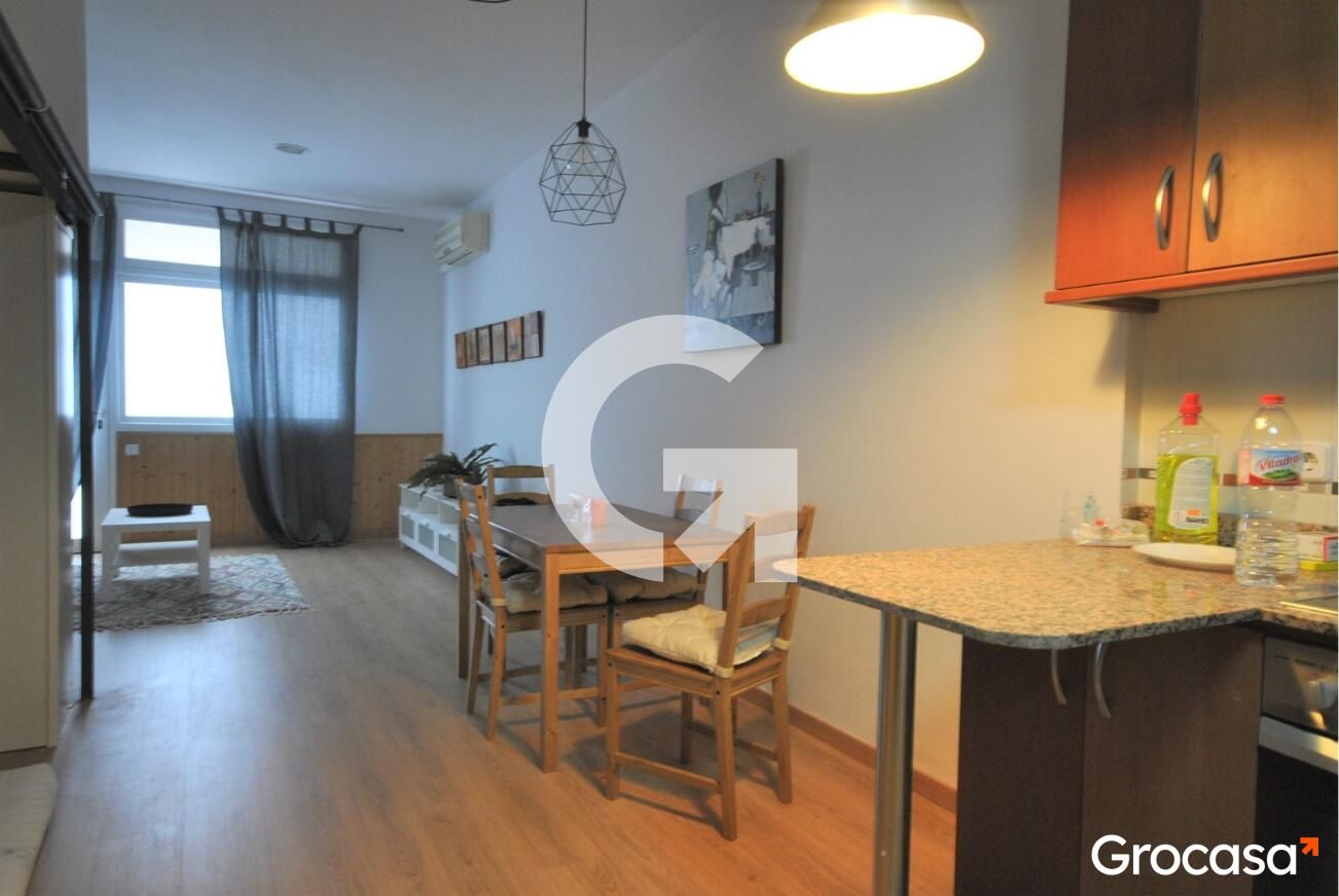 Menjador de Planta baixa en venda en L'Hospitalet de Llobregat amb Forn