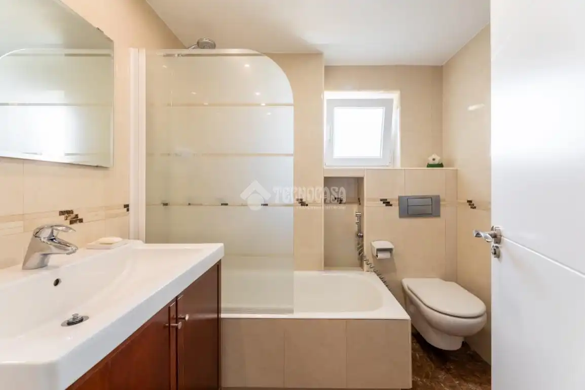 Baño de Piso en venta en Majadahonda con Aire acondicionado, Calefacción y Terraza