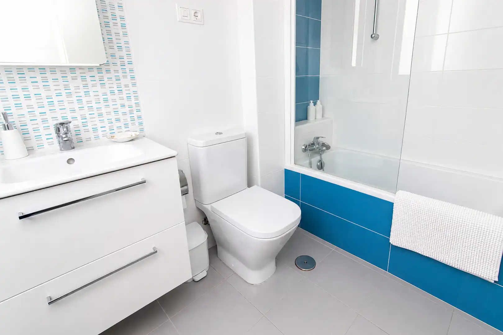 Badezimmer von Dachboden zum Verkauf in Manilva mit Klimaanlage, Terrasse und Schwimmbad