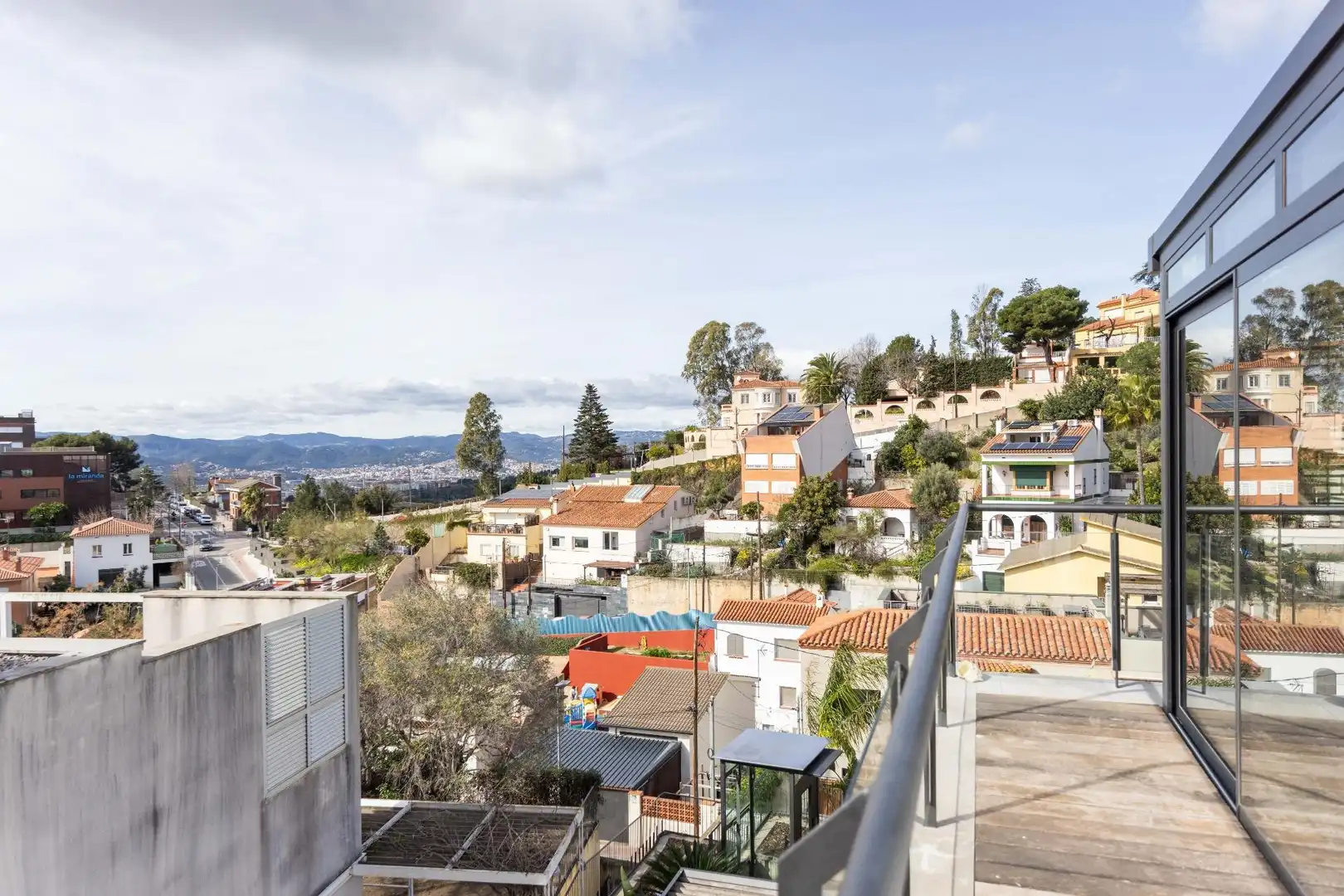 Vista exterior de Casa o xalet en venda en Esplugues de Llobregat amb Aire condicionat, Calefacció i Jardí privat
