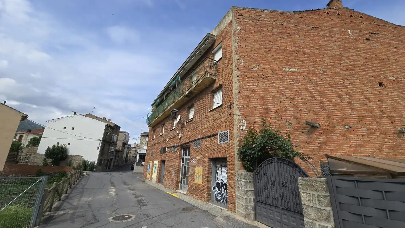 Vista exterior de Piso en venta en Navaluenga con Calefacción, Terraza y Balcón