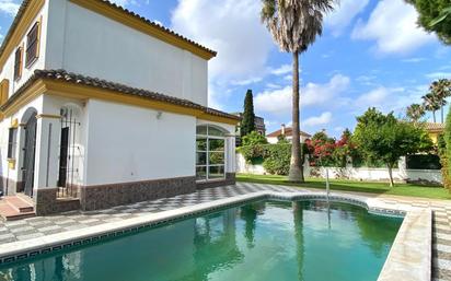 Vista exterior de Casa o xalet en venda en Sanlúcar de Barrameda amb Calefacció, Jardí privat i Terrassa
